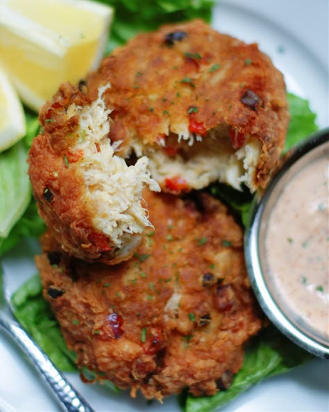 Louisiana Crab Cakes, Fried Crab Cakes Recipes, Best Crab Cakes Recipe, Crab Cake Dinner, Southern Crab Cakes, Cajun Crab Cakes, Crab Cakes Recipe Best, Cajun Meals, Fried Crab Cakes