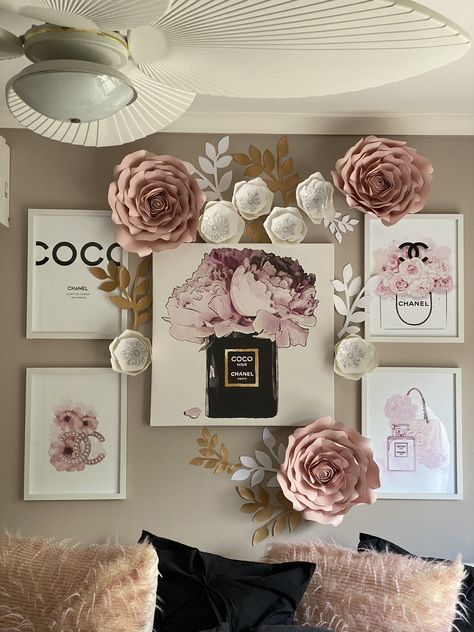 Fashion Corner Room, Elegant Wall Decor Bedroom, Glam Room Wall Decor, Beauty Room Wall Decor, Pink Chanel Bedroom, Chanel Aesthetic Room, Chanel Inspired Bedroom, Diva Bedroom Ideas, Chanel Bedroom Ideas