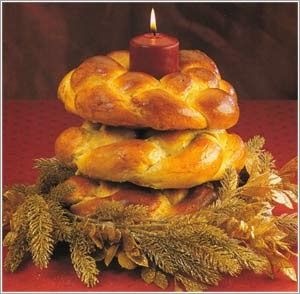 Ukrainian Kolach The traditional bread for Sviata Vechera (Christmas Eve) is a kolach. It is braided and formed into a circle. The top is g... Christmas Eve Recipes, Polish Foods, Ukrainian Food, Ukrainian Christmas, Eastern European Recipes, Christmas Bread, Desserts Christmas, Braided Bread, Christmas Eve Dinner