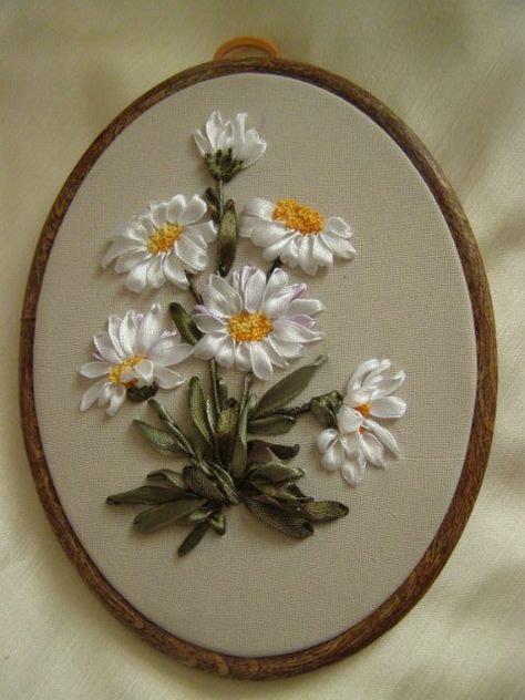 Daisies #ribbonEmbroidery Silk Ribbon Embroidery Tutorial, Sulaman Pita, Silk Ribbon Embroidery Patterns, Ribbon Embroidery Kit, Ribbon Embroidery Tutorial, Embroidery Bracelets, Needle Embroidery, Framed Embroidery, Pola Sulam