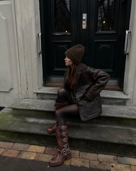 Buckle Boots Outfit, Moto Boots Outfit, Brown Biker Boots, Biker Boots Outfit, Brown Buckle Boots, Brown Boots Outfit, Pernille Teisbaek, Outfit Botas, Winter Boots Outfits