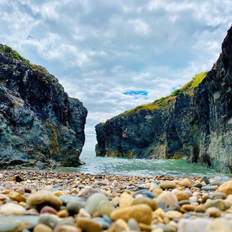 TOP 5 best beaches in Wicklow you NEED TO VISIT before you die Picnic Landscape, Irish Beach, Backpacking Ireland, Ireland People, Wicklow Mountains, Ireland Culture, European Bucket List, Ireland Weather, Ireland Hotels