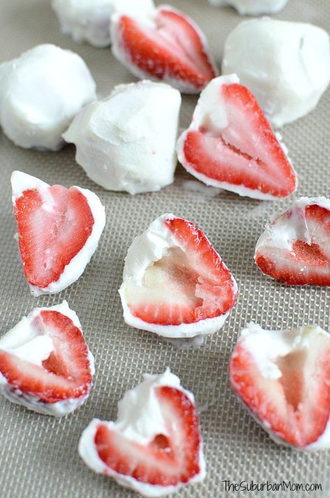 Frozen Yogurt Covered Strawberries Yogurt Covered Strawberries, Lemon Fudge, Yogurt Treats, Patriotic Snacks, Healthy Snack For Kids, Frozen Yogurt Bites, Yogurt Snacks, Healthy School Snacks, Snack For Kids