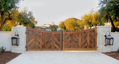 Farm Gates Entrance, Modern Gate Design, Ranch Entrance Ideas, Entrance Gates Driveway, Wood Gates Driveway, Gate Design Ideas, Driveway Entrance Landscaping, Wooden Gates Driveway, Ranch Gates