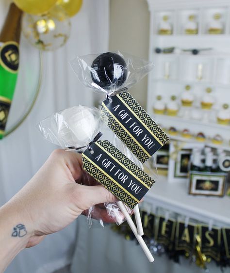 Cake Pop 1920s Gatsby Party Favor Idea! 1920s Party Favors Roaring 20s, Roaring 20s Party Favors, Great Gatsby Party Favors, Prom Favors Ideas, Gatsby Party Favors, 1920s Party Favors, 20s Wedding Theme, Prom Party Favors, Gatsby Christmas