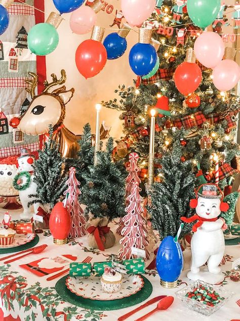 Nostalgic Christmas | CatchMyParty.com Polar Express Christmas Party, Rustic Christmas Party, Vintage Christmas Party, White Christmas Party, Elegant Christmas Party, Holiday Party Ideas, Holiday Party Themes, Best Christmas Lights, Nostalgic Christmas