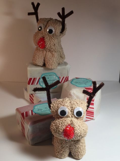 Rolled Reindeer Washcloths for Soap Gifting Flannel Animals, Towel Creations, Cupcake Socks, Cloth Animals, Reindeer Diy, Washcloth Animals, Washcloth Crafts, Towel Folding, Easy Homemade Christmas Gifts