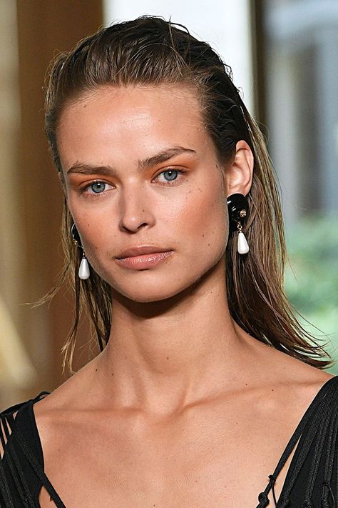 Wearable wet look- HarpersBAZAARUK Catwalk Hair, Wet Look Hair, Summer Makeup Trends, Seventies Style, Summer Hair Trends, Bronze Makeup, Haute Hair, Fall Makeup Looks, Summer 19