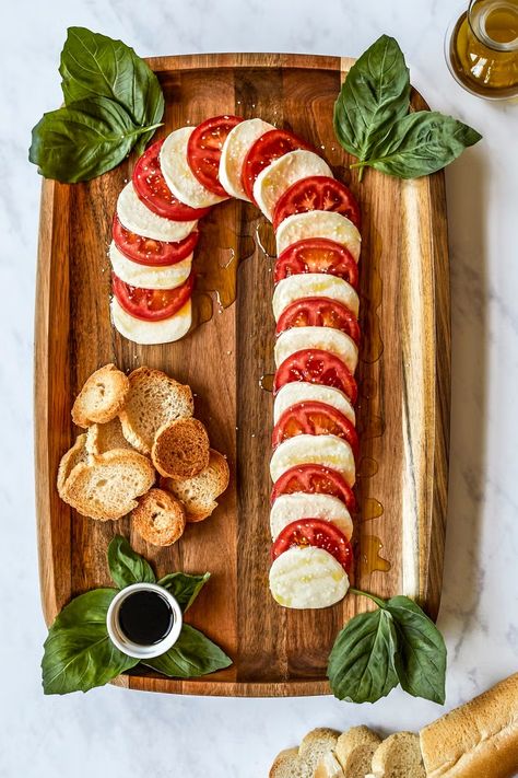 Caprese Candy Cane Board Christmas Cheese Tree, Christmas Party Appetizers, Christmas Finger Foods, Christmas Cheese, Christmas Appetizers Party, Chocolate Covered Marshmallows, Christmas Homemade, Holiday Meal, Party Appetizers