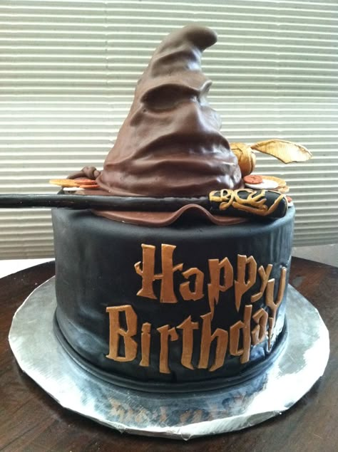 Harry Potter Sorting Hat Birthday Cake - Hat is RKT. Everything else is covered in chocolate MMF. Harry Potter Birthday Cake Ideas, Tort Harry Potter, Hat Birthday Cake, Gateau Harry Potter, Harry Potter Birthday Cake, Harry Potter Sorting, Harry Potter Sorting Hat, Teen Cakes, Harry Potter Bday