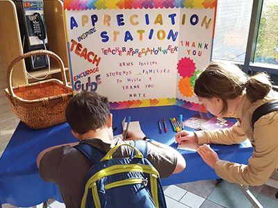 Thank you note station for parents or kids to write notes. Appreciation Station, Teacher Appreciation Ideas, Teacher Appreciation Luncheon, Volunteer Appreciation Gifts, Pto Today, School Pto, Parent Volunteers, Teachers Lounge, Appreciation Ideas