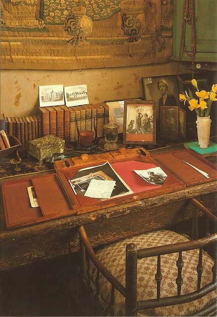 Vita Sackville-West's Desk | The writing room of Vita Sackvi… | Flickr Sissinghurst Castle, Vita Sackville West, Writers Desk, Bloomsbury Group, Room Of One's Own, Writing Desks, Writers And Poets, Decor Studio, Up House