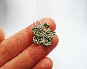 Crochet Lace Flower, Crochet Ring Patterns, Crochet Pendant, Beau Crochet, Crochet Leaf Patterns, Crochet Jewellery, Crochet Rings, Confection Au Crochet, Diy Jewelry Tutorials