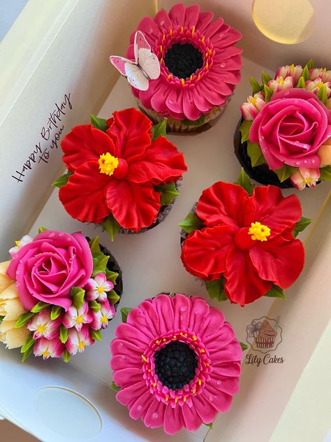 Lily Cakes - Love at first bite!! 😁🥰 Buttercream flowers! 🍃🌺🍃 Ginger Desserts, Flower Cookies Bouquet, Buttercream Flowers Cupcakes, Cupcakes Flores, Lily Cake, Mothers Day Desserts, Mothers Day Cupcakes, Cookie Bakery, Cupcake Decorating Tips