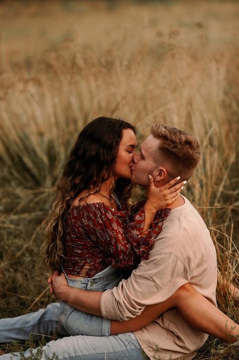 Couple Field Photoshoot Summer, Couple In Field Photography, Couple Poses Field, Best Couple Photography Poses, Shooting Couple, Country Field, Summer Country, Couple Engagement Pictures, Engagement Pictures Poses