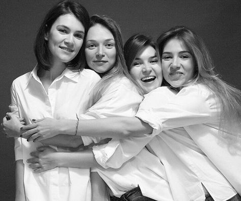 Girlfriends Photoshoot, Group Photo Poses, Group Picture Poses, Family Studio Photography, Sisters Photoshoot Poses, Sister Poses, Friendship Photoshoot, Family Portrait Poses, Sisters Photoshoot