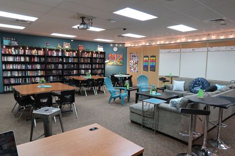 Student Centered Classroom, Flexible Seating Classroom, Teacher's Desk, Student Lounge, Clutter Free Classroom, Classroom Seating, Classroom Makeover, Secondary Classroom, Classroom Layout