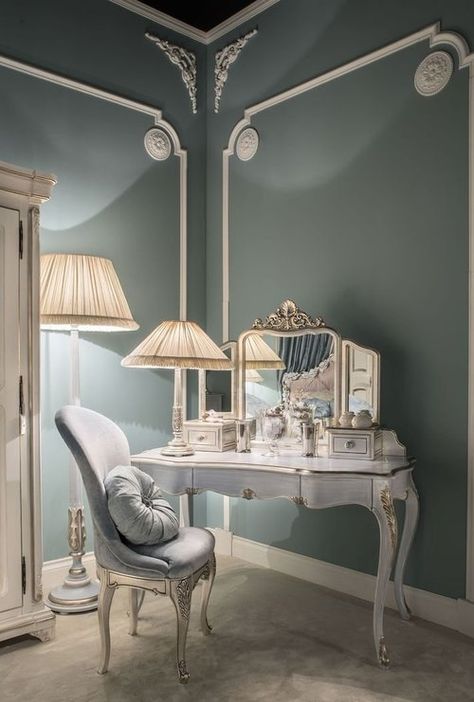 2016 Bedroom, Bedroom Colours, Feminine Bedroom, Casa Vintage, Classic Bedroom, French Furniture, Vintage Vanity, Delicate Details, Aesthetic Bedroom