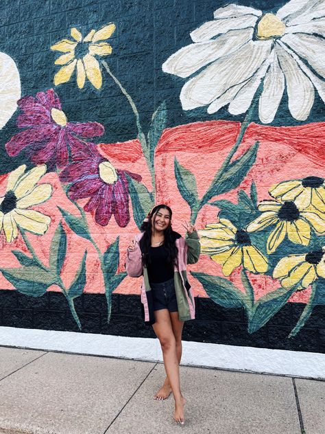 Poses In Front Of Wall Art, Wall Photoshoot Poses, Flower Chair Senior Pictures, Mural Photoshoot Poses, Mural Senior Pictures, Flower Wall Photoshoot, Wall Poses, Senior Pictures In Flower Garden, Poses Downtown