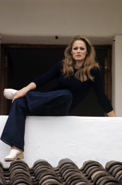 Clogs Outfits, Platform Clogs Shoes, White Clogs, Ursula Andress, Wooden Sandals, Dream Fashion, Platform Clogs, Clogs Shoes, Ibiza