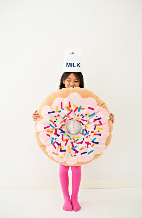 hello, Wonderful - DIY NO-SEW FELT DONUT COSTUME FOR KIDS Doughnut Halloween Costume, Donut Hat For Kids, Diy Doughnut Costume, Donut Box Costume Diy, Kirby Costume, Donut Halloween Costume, Diy Donut, Donut Dress Toddler, Donut Costume