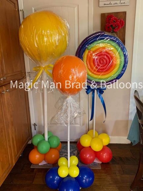 Kids Balloon Parade Ideas, Balloon Candy Decorations, Candy Land Theme Parade Float, Toyland Parade Float Ideas, Candyland Decor, Willie Wonka, Wonka Party, Christmas Parade Floats, Candyland Theme