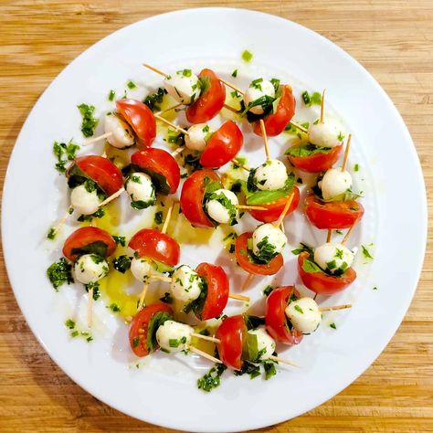 Mini Caprese Skewers Recipe - Lana’s Cooking Balsamic Appetizer, Caprese Bites Appetizers, Appetizers For Party Christmas, Christmas Caprese, Inexpensive Appetizers, Ginger Food, Mini Naan, Bunco Food, Caprese Appetizer