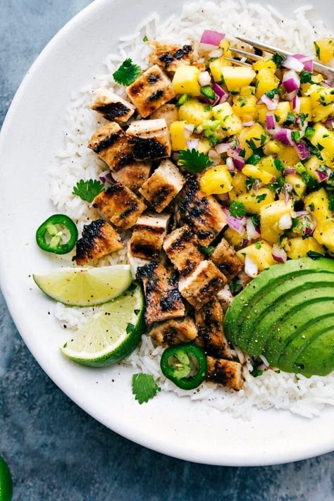 Delicious marinated chicken with a simple cilantro pineapple salsa. Pineapple Chicken is easy to make and mega flavorful! Recipe via chelseasmessyapron #grilled #recipe #healthy #easy #pineapplechicken #chicken #rice Paleo Pineapple Chicken, Lemon Ginger Chicken With Pineapple Mango Salsa, Pineapple Chicken Bowl, Pineapple Salsa Chicken, Healthy Summer Dinner Ideas, Summer Chicken Recipes, Summer Chicken, Chicken Bowls, Chicken Dishes Easy