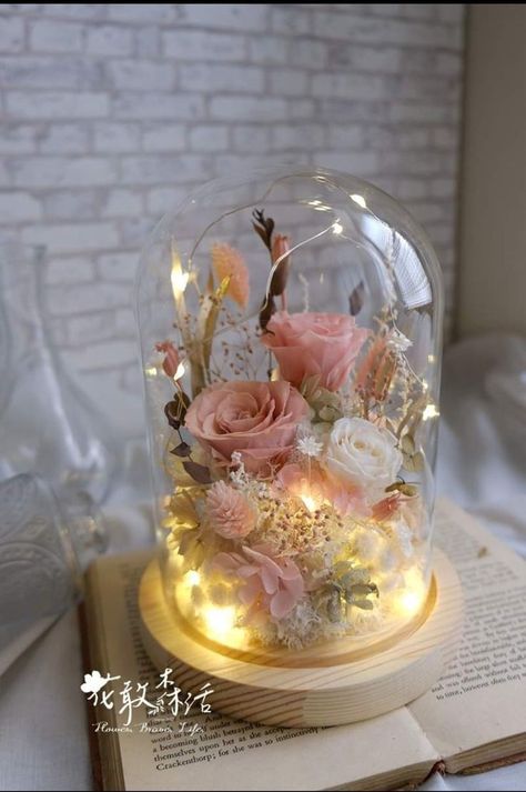 Flower Dome Centerpiece, Dried Flowers Crafts, Quinceanera Centerpieces, Dried Flowers Diy, Flower Bouquet Diy, Flower Decorations Diy, Flowers In Jars, Diy Glass Bottle Crafts, Creative Flower Arrangements