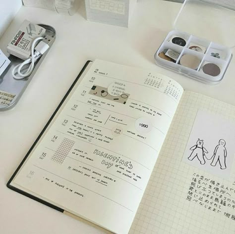 Minimal Journaling, Productive Studying, Organizing Motivation, Muji Notebook, Muji Stationery, Desk Organizing, Plan Life, Motivation Productivity, Journal Business