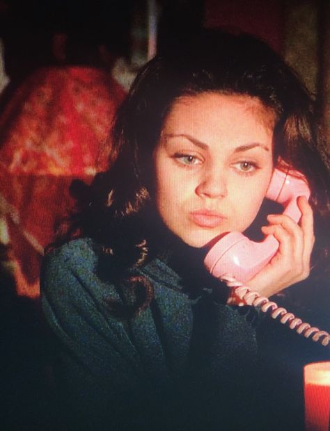 jackie from that 70s show talking on the phone Calling On Phone Pose, Pose Reference Phone Call, Landline Phone Aesthetic Photoshoot, Girl Phone Call Aesthetic, On The Phone Drawing Reference, On The Phone Pose Reference, Talking On Phone Aesthetic, Phone Call Reference, Phone Call Pose Reference