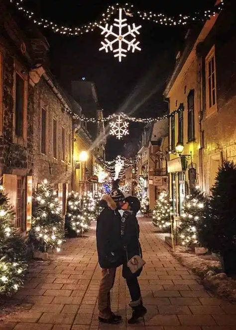 The 12 Best Christmas Vacation Ideas For Couples #travel #couplestravel Quebec City Winter, Best Christmas Vacations, Christmas Couple Pictures, Landscape Christmas, Shooting Couple, Background Winter, Wallpaper Winter, Christmas Date, Classy Girls Wear Pearls