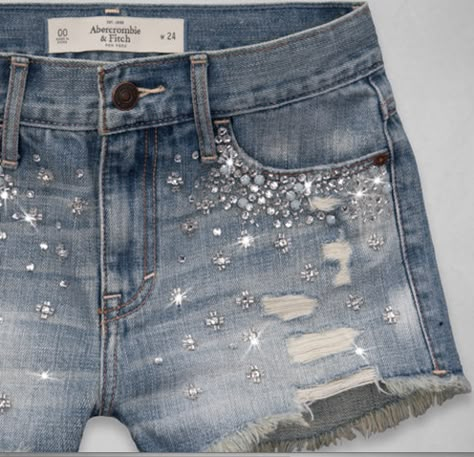 The joyful day Abercrombie decided to apply beads. White Lace Jeans, Diy Denim Shorts, Modified Clothing, Customised Clothes, Lace Jean Shorts, Bling Denim, Sparkle Outfit, Bling Jeans, Denim Art