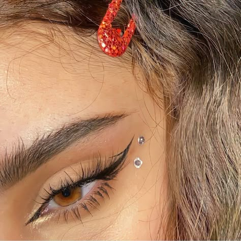 Eye Makeup Ideas Rhinestones, Rhinestone Makeup, Ethereal Makeup, Pinterest Makeup, Dope Makeup, Makeup Looks Tutorial, Makeup Eyeliner, Glam Makeup, Pretty Makeup