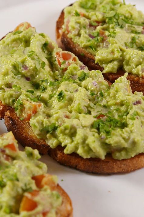 Avocado Meals, Guacamole Toast, Avocado Toast Recipe, Easy Guacamole, Gate Door, Avocado Butter, Quick Healthy Breakfast, Healthy Breakfasts, Guacamole Recipe