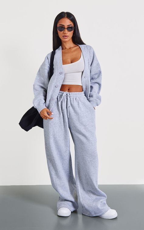 These petite grey marl wide leg joggers are sure to be your new go-to for those chilled days. Made from a grey marl material with a wide leg fit, what more could you want? Team these wide leg joggers with the matching hoodie, a white tee and your fave pair of trainers for a look you will be reaching for again and again. Length approx 81cm/32inch (Based on a sample size XS) Model wears size XSModel Height - 5ft 2inchp]:!mb-0inch>Category: SweatProduct type: Wide Leg JoggersColour: Grey MarlMaterial: Fleeceback SweatDesign: PlainOccasion: Day Wide Leg Joggers Outfit, Wide Leg Sweatpants Outfit, Wide Sweatpants, Gray Sweatpants Outfit, Joggers Outfit Women, Wide Leg Track Pants, Petite Womens Clothing, Wide Leg Joggers, Sweats Outfit