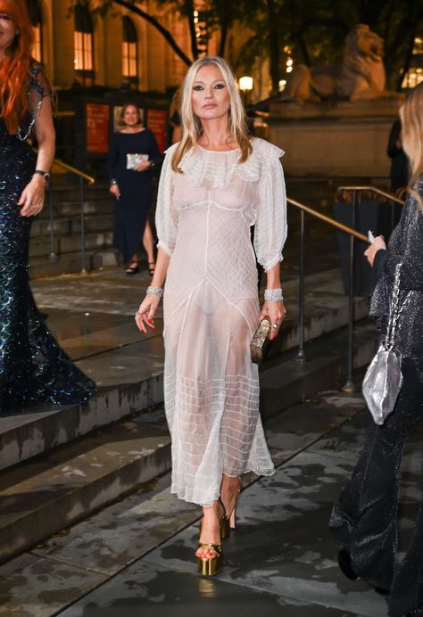 Kate Moss' 50th Birthday Outfit Was One Of Her Sultriest Yet 50th Birthday Outfit, Sultry Outfit, Kate Moss Outfit, Friends In Paris, Kate Moss Style, One Star, Kate Moss, Inspiration Mode, Mode Inspiration