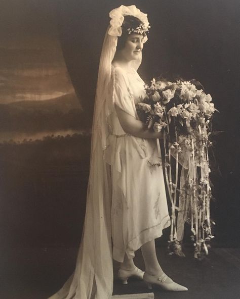 Vintage Wedding Photos on Instagram: “This is THE most beautiful example of a classic 1920s bouquet. The flowers and cascading ribbons create the most elegant effect. Definitely…” 1920 Wedding Bouquet, 1920s Wedding Flowers, 20s Wedding Bouquet, 1920s Wedding Photos, 1920s Bouquet, Vintage Wedding Bouquet, 1920 Wedding, Victorian Bride, 20s Wedding