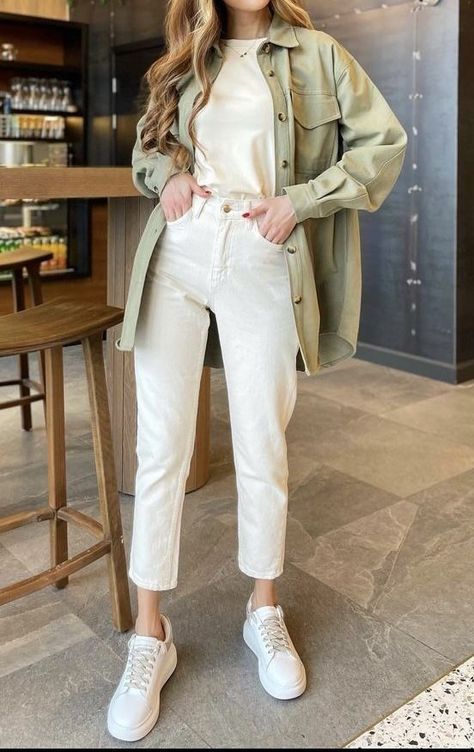 Everyday Work Outfits Casual, Easy Chic Style, Natural Romantic Clothing Style, Outfits With White Pants, Cool Mom Style, White Pants Outfit, Cozy Loungewear, Casual Day Outfits, Easy Trendy Outfits