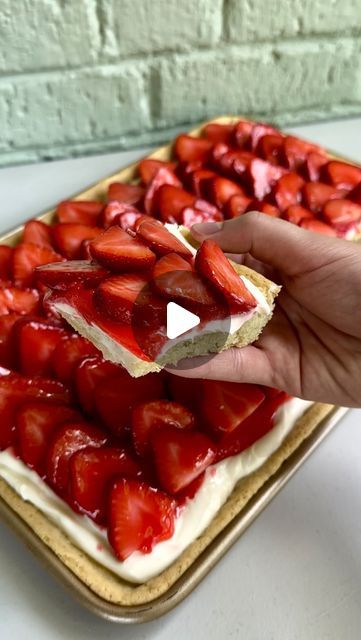 Sophie Knauer | Dangthatssweet on Instagram: "Strawberry pizza has a chewy sugar cookie crust covered in a sweetened cream cheese layer, that is topped with a strawberry glaze and tons of fresh strawberries! 🤤I love serving this crowd-pleasing dessert at parties, potlucks and holidays like the 4th of July! 🇺🇸   Comment the word “recipe” below to get the full recipe sent to your DM’s, or visit my website, dangthatssweet.com 🍓   #strawberry #pizza #fruitpizza #summerdessert #easyrecipes" Strawberry Pizza Dessert, Strawberry Pizza Recipe, Strawberry Pizza, Chewy Sugar Cookie, Dessert Pizza Fruit, Fruit Pizza Sugar Cookie, Sugar Cookie Crust, Fruit Pizza Recipe, Icebox Pie