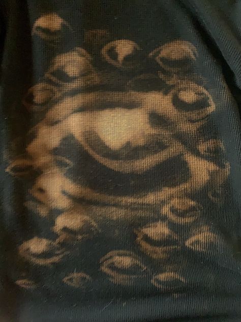 Eye Shirt Aesthetic, Bleached Black Hoodie Art, Bleached Eyes On Shirt, Bleach Tie Dye Aesthetic, Bleached Long Sleeve Shirt, Bleach Black Hoodie Diy, Drawing On Tshirt Diy, Aesthetic Bleached Shirt, Bleached Shirt Aesthetic