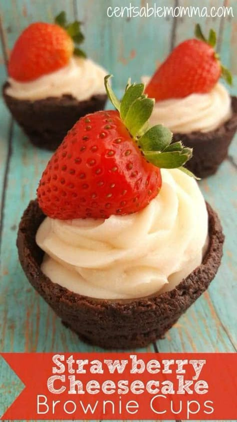 Easily create these fun and delicious Strawberry Cheesecake Brownie Cups. Made with no-bake cheesecake and brownie mix from a box. Cheesecake Brownie Cups, Strawberry Shortcake Cups, Shortcake Cups, Cookie Cups Recipe, Cheesecake Brownie, Mini Brownies, Brownie Cups, Cheesecake Cups, Dessert Aux Fruits