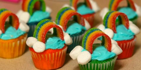 Mini Rainbow Cupcakes Noah's Ark Snack, Marshmallow Flower Cupcakes, Sunday School Snacks, Banana Split Pie, Candy Train, Marshmallow Flowers, Baileys Cheesecake, Easy Cakes To Make, Cupcakes For Boys