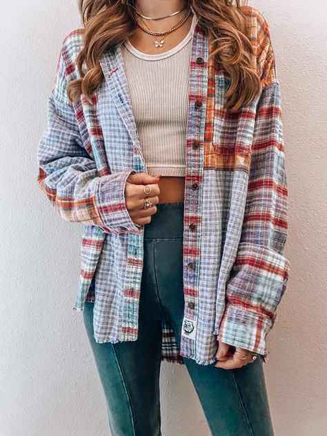 Patchwork Flannel Shirt, How To Style A Flannel, Styling A Flannel, Patchwork Flannel, Flannel Outfits, Coastal Granddaughter, Dream Style, Outfit Inspo Fall, Sirens