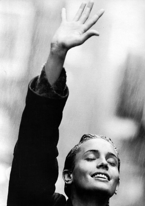 DKNY NYC 1994 CATALOG - PHOTOGRAPH BY PETER LINDBERGH Peter Lindbergh Pirelli, Peter Lindbergh Portrait, Sensitive Photography, Peter Lindbergh Photography, Street Photography Fashion, Rainy Photoshoot, Photography 90s, Rain Night, Street Photoshoot