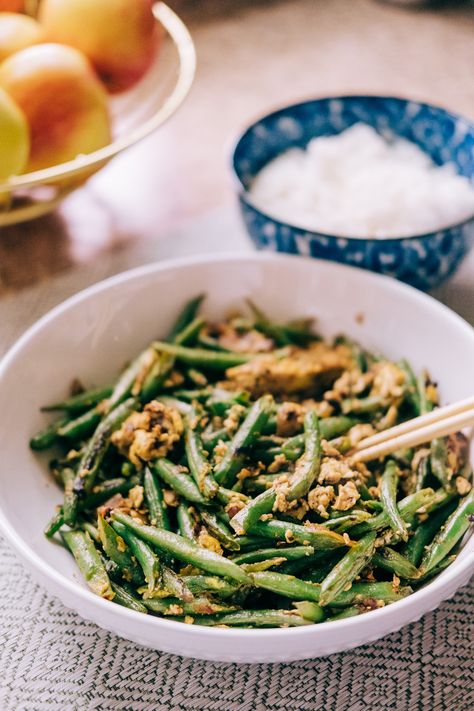 Vietnamese Green Beans and Egg Stir-Fry Stir Fry Green Beans, Stir Fry Greens, Light Soups, Fried Green Beans, Sauteed Green Beans, Fresh Green Beans, Vietnamese Food, Green Bean Recipes, Veggie Side Dishes