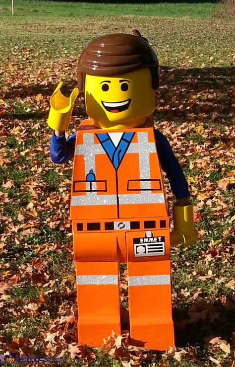 Cody: My son wanted to be Emmet from Lego Movie for Halloween but after searching every retailer with no luck I decided to make it myself. His costume is made mostly... Lego Movie Costume, Lego Man Costumes, Movie Themed Costumes, Lego Halloween Costumes, Emmet Lego, Diy Costumes Kids Boys, Lego Costume, Lego Halloween, Lego Head