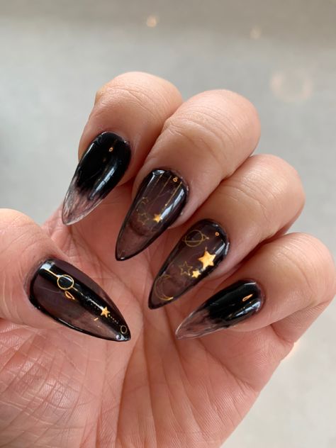 Smoke effect with gold stickers Gold Sticker Nails, Chaotic Nails, Smokey Nails, Bows Nails, Nails Polygel, Pretty Fingers, Galaxy Nail Art, Nails With Gold, Green Nail Art