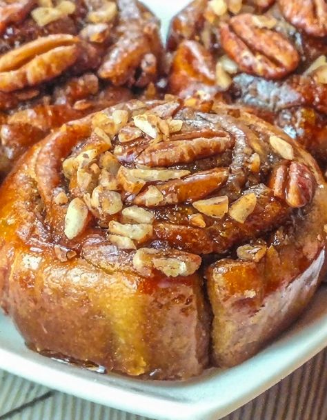 Pecan Sticky Buns Recipes Cinnamon Rolls, Sticky Buns With Frozen Bread Dough, Honey Buns Homemade, Pecan Sticky Buns Recipes, Sticky Cinnamon Buns, Buns Recipe Easy, Easy Sticky Buns, Breakfast Desserts, Sticky Rolls