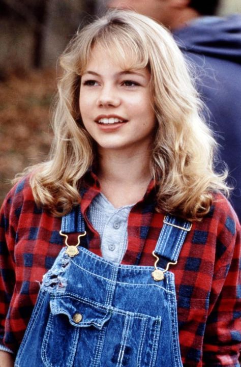 "Lassie" movie still, 1994.  Michelle Williams as April Porter. Michelle Williams Hair, Brunette Bob, Dawson's Creek, Blonde Wavy Hair, Best Actress Award, Toronto Film Festival, Another Magazine, Blonde Hairstyles, Tousled Waves